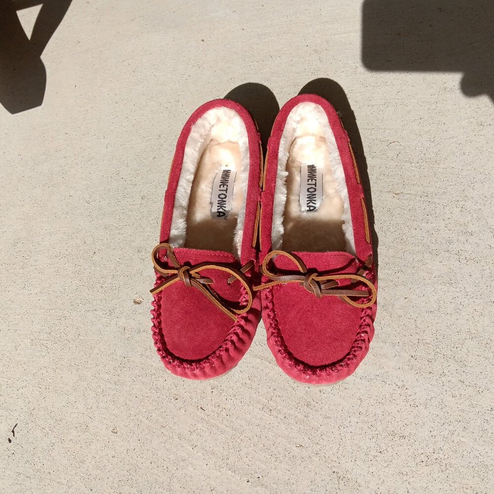 Minnetonka Cally Red Suede Moccasin Slipper sz 7m